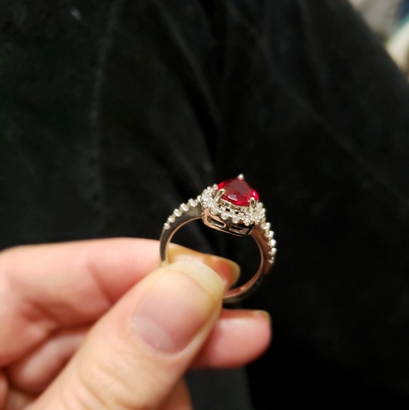 A ring - Picture 2 of 4